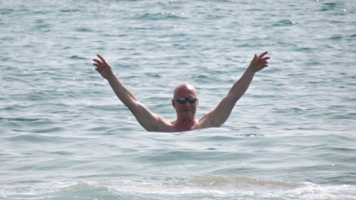 Se rafraîchir dans les vagues méditerranéenne