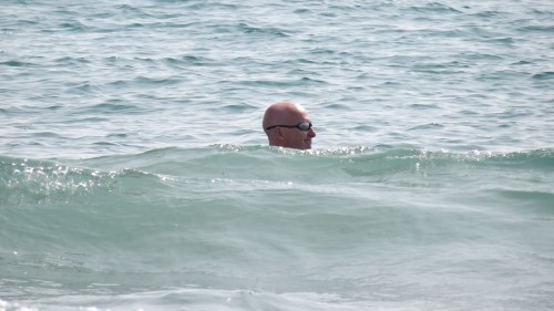 S'amuser dans les vagues de la Méditerranée
