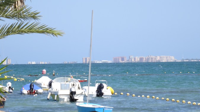 Vue du rivage et des hôtels de l'isthme de la Manga