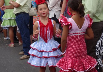 Jolies petites filles en costumes traditionnels 