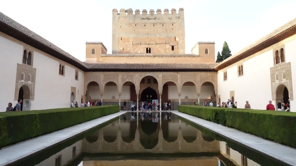 Patio de Arrayanes; Bassin bordé de gracieuses arcades