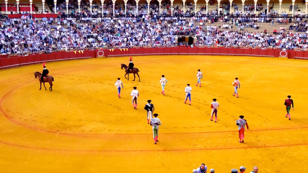 Entrée dans l'arène des Matadors et salutations à la suite présidentielle