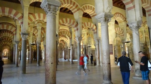 Le arcs de granit, jaspe et marbre et les colonnes de tonalité grise et rose
