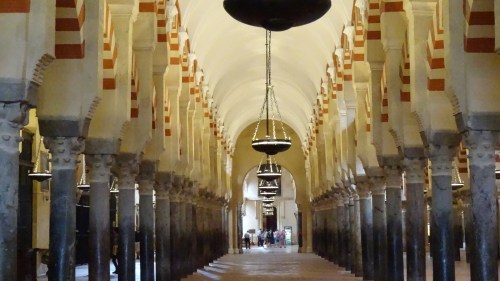 Alignement d'un vaisseau de colonnes arabes