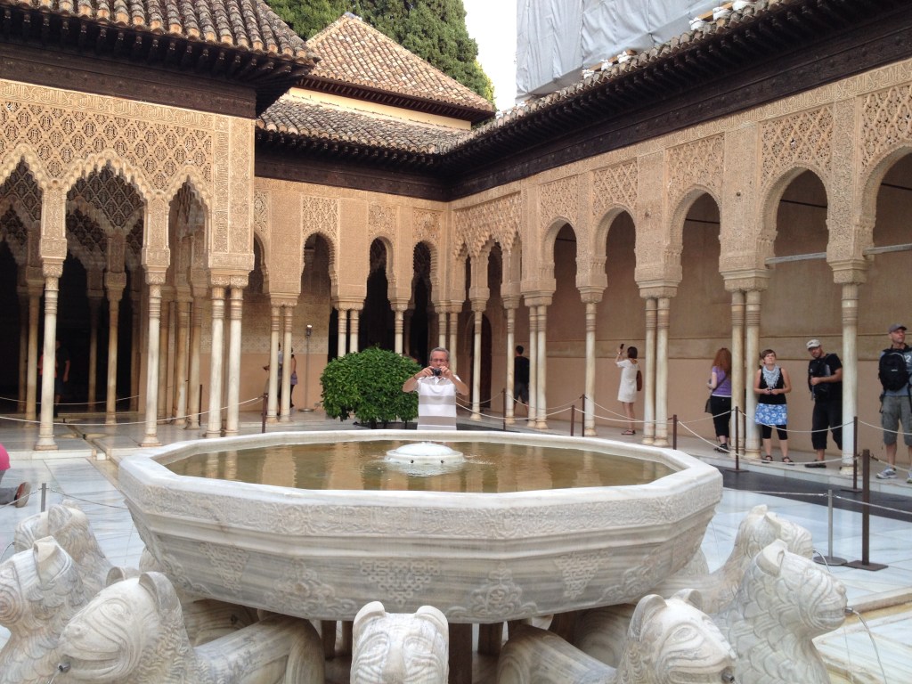 Le Palais Nazaries dans lequel on retrouve le Patio de los Leones; fontaine supporté par 12 lions de marbre et entouré de 124 colonnes