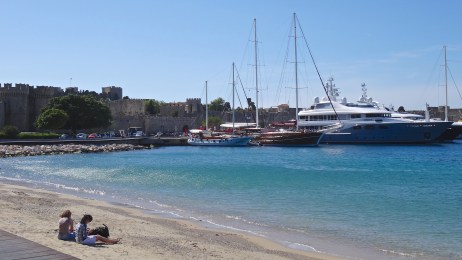 Est-ce une plage où mouillent les bateaux OU un port où on s'y baigne !?!