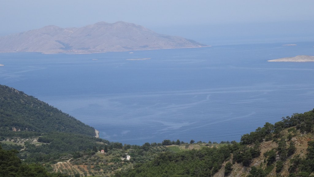 Vue splendide sur la mer de la crête de montagne 