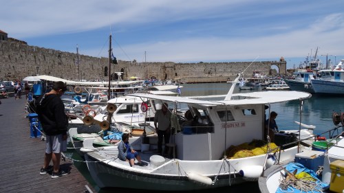 Bateaux de pêcheurs dans le port Kolona 