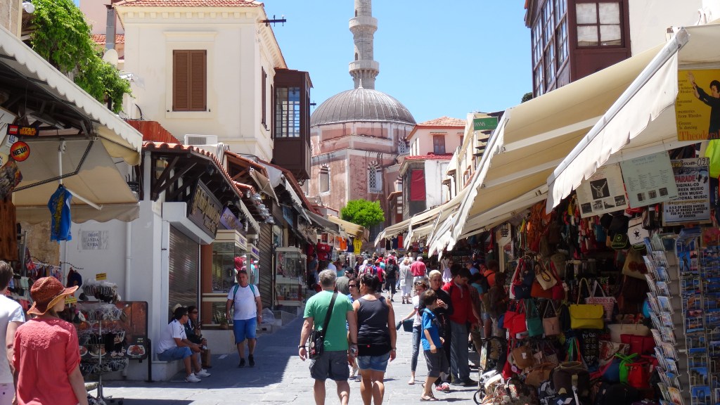 Rue piétonne Socratus  avec vue sur la mosquée Soliman le Magnifique, construite en 1523