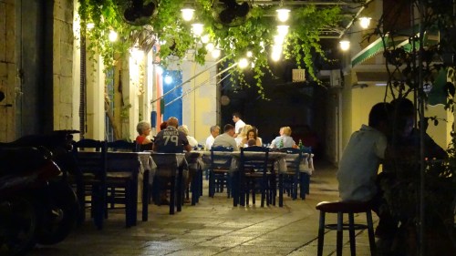 Ruelle animée en soirée
