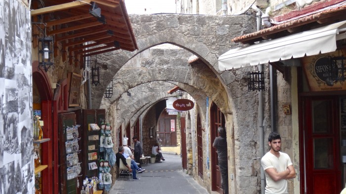 Ruelle avec arcs-boutant, contre les séismes 