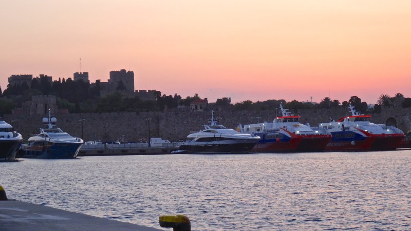 Coucher de soleil sur les remparts de la Cité médiévale  vu du port de Kolona. 