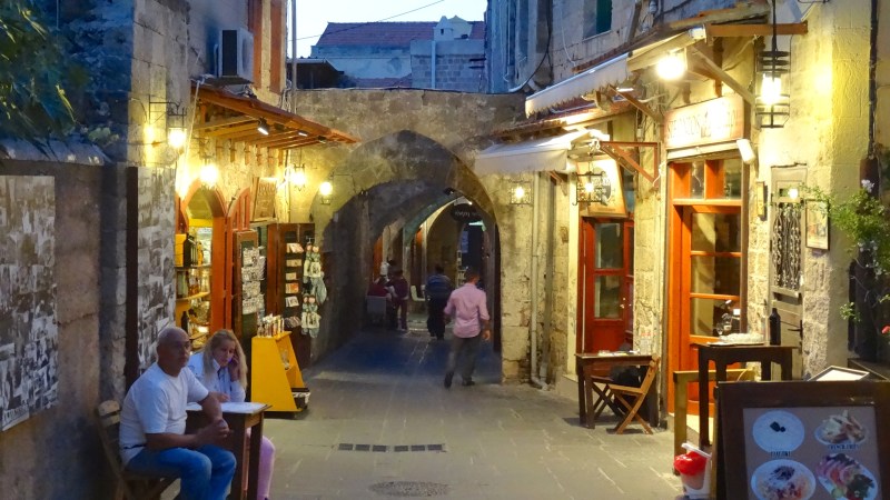 Ruelle commerçante à arcs-boutant à l'intérieur des fortifications.