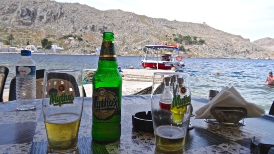 Bière rafraichissante à un petit resto sympa sur la mer