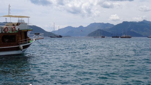 Port situé dans une enclave montagneuse