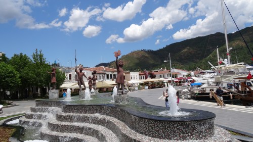 Port; statues de bronze d'enfants