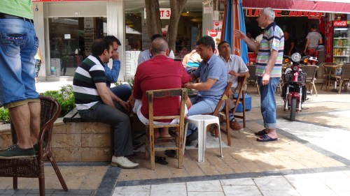 Les locaux jouent aux cartes au Bazar