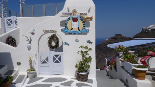 Resto le long des ruelles piétonnes serpentant Firá