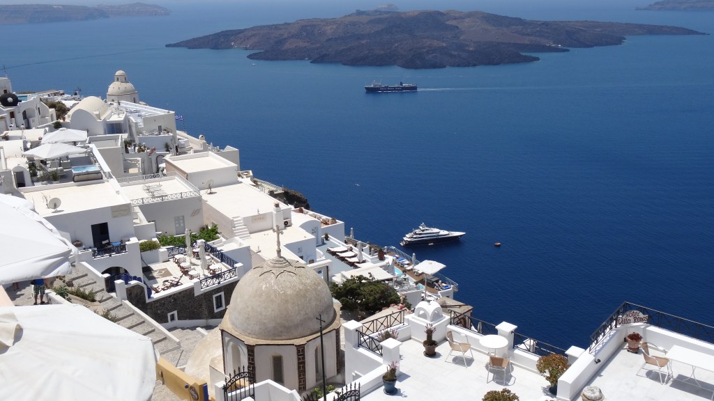 Vue sur Firá, tout en falaise