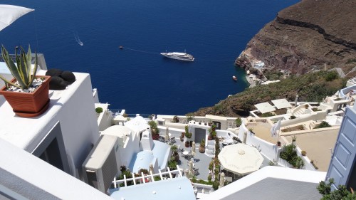 Firá se situe à près de 300 m. d'altitude, accroché à la Caldeira