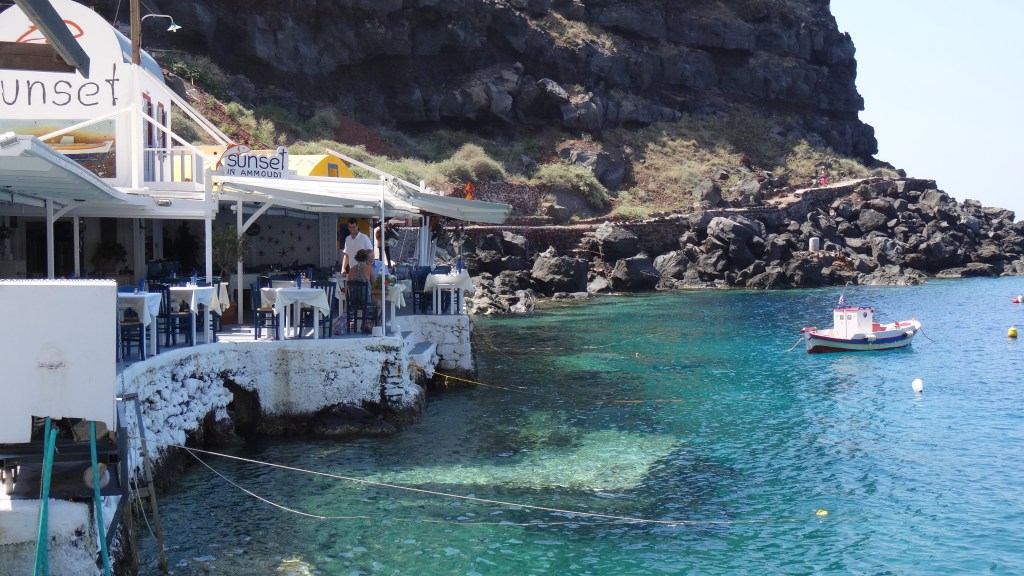 Village de pêcheurs de la Baie d'Ammoudi où les restos de fruits de mer longent le petit port