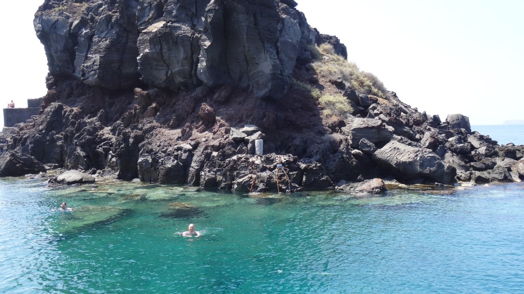 Plage de récifs volcaniques d'ammoudi