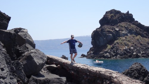 Rempart désaffecté accédant à la plage de la Baie d'Ammoudi
