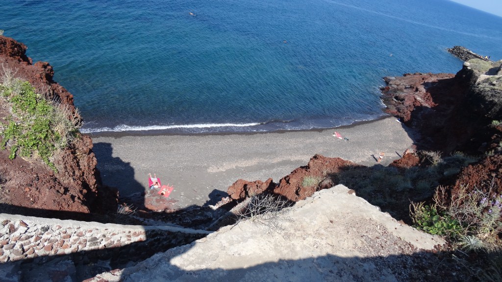 Plage sauvage de Pori, entourée de récifs ou seul un escalier de plus de 200 marches permettent d'y accéder