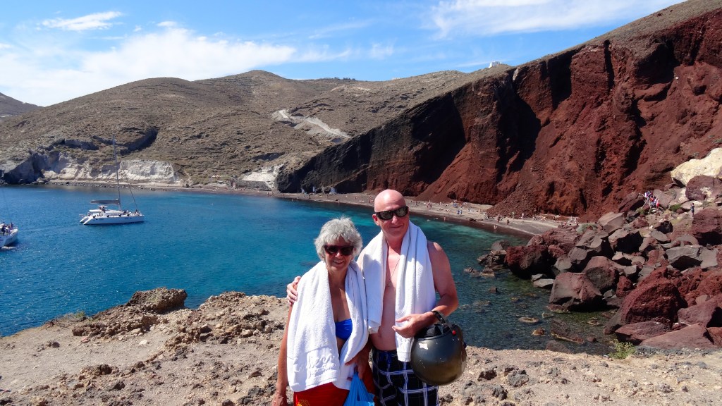 Plage de Red-Black & White Beach au bas de récif