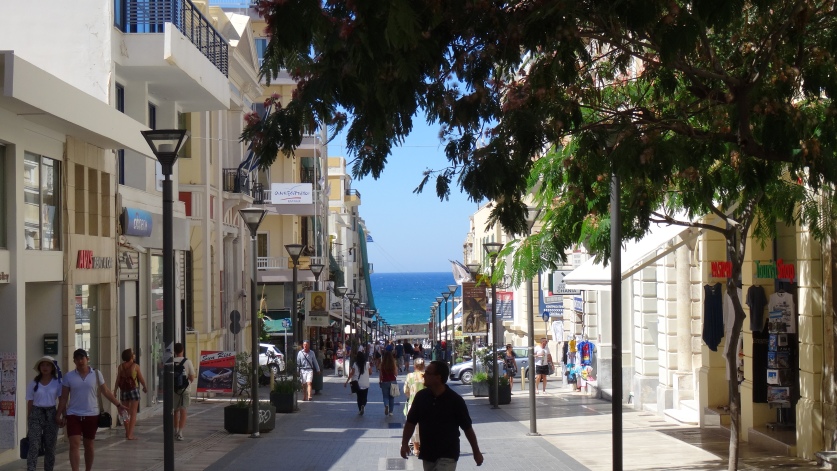 Avenue piétonne du 25 Août, menant à la mer Égée