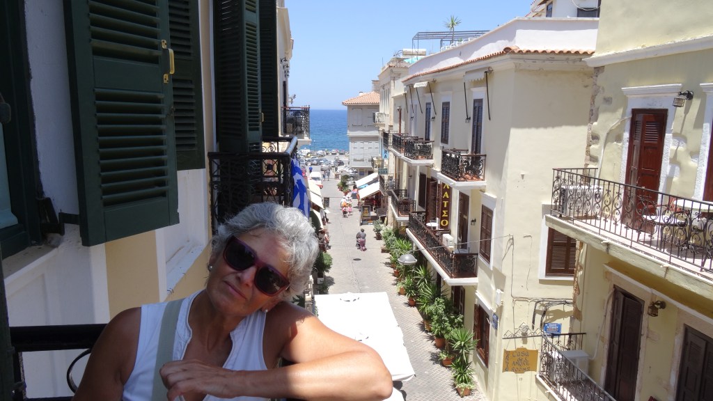 Chania - Vue sur la mer et la ruelle du balconnet de l'Hôtel El Greco / View of the sea and alley from the overhanging railing at the Hôtel El Greco 