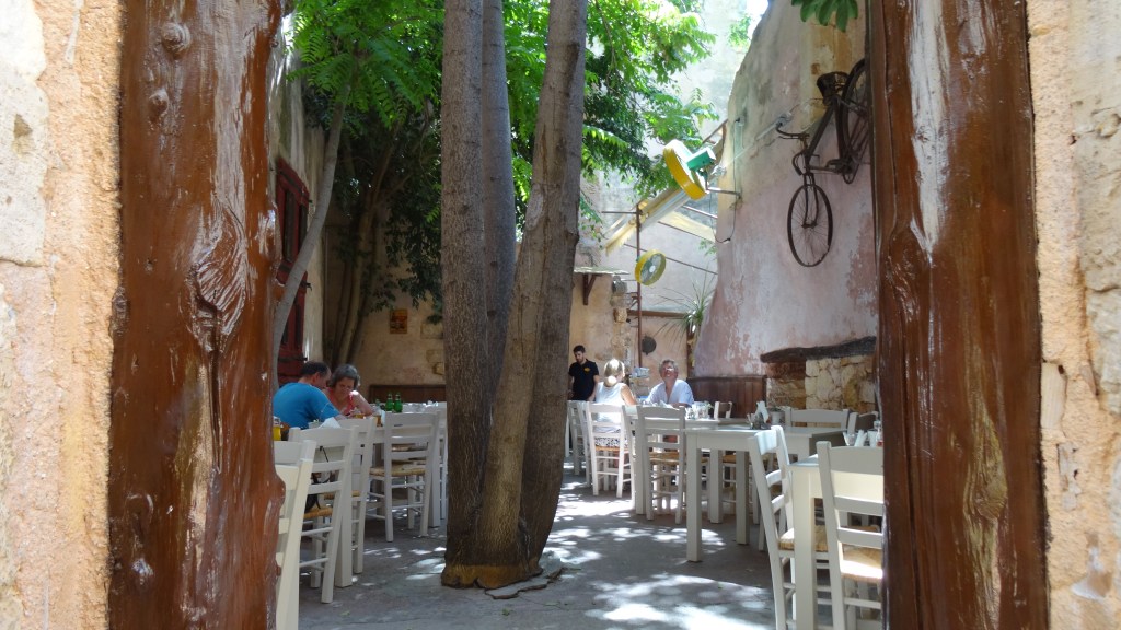 Court intérieur aménagé dans une maison désaffectée / Courtyard inside an disused house