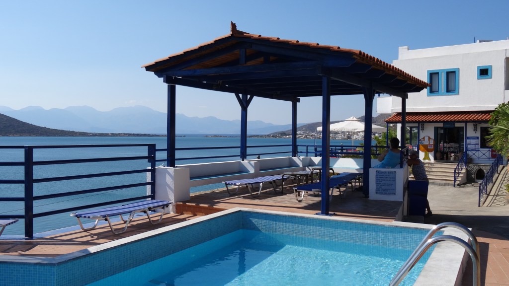 Piscine surplombant la mer / Pool hanging over the ocean