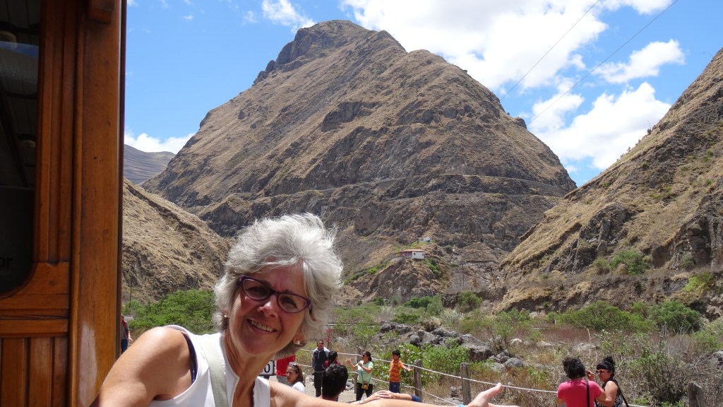 Le chemin de fer découpe la montagne, surnommée par les indigènes, "El Nariz del Diablo" , nickname given by the Indigenous to the mountain in which the train passes