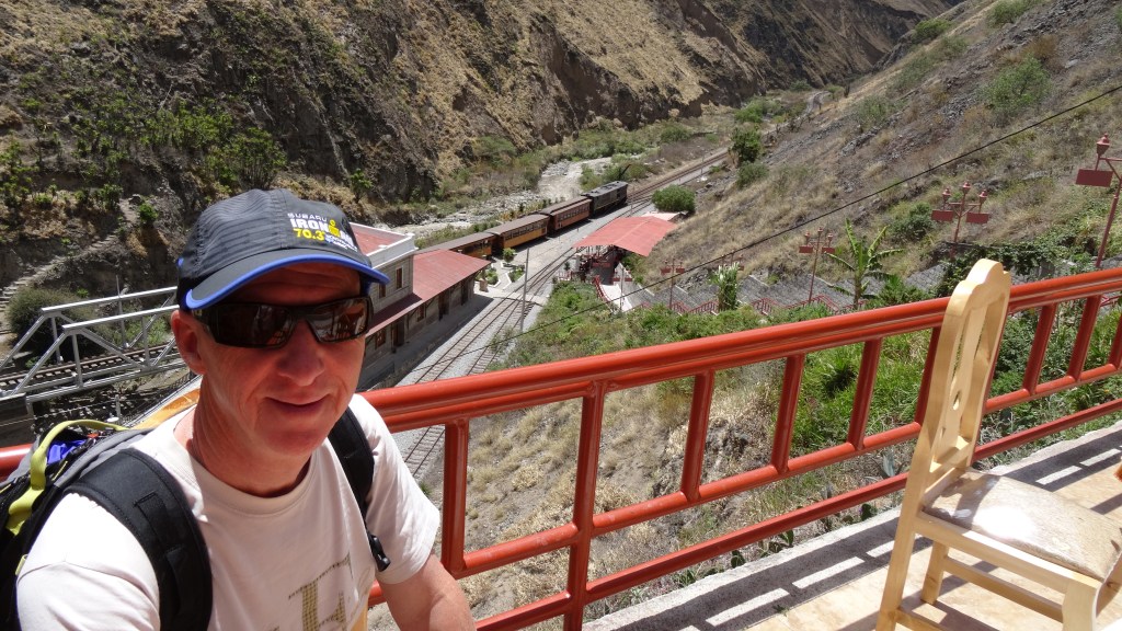 Du resto "El Condor Pununa", on y voit la gare de Sibambe / From "El Condor Pununa Restaurant, we can see Sibambe Train Station